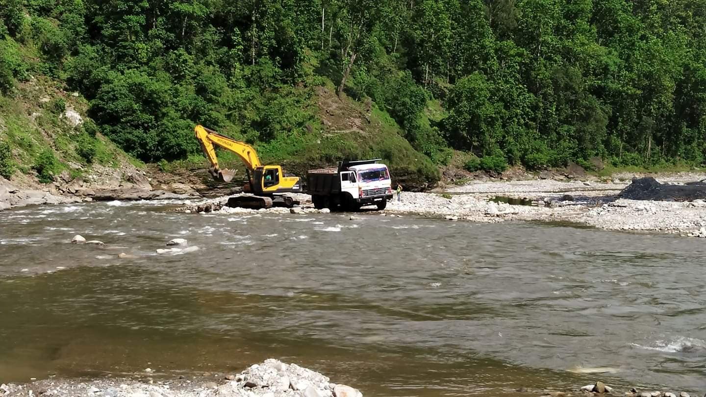 नियम विपरीत नदीजन्य पदार्थ उत्खनन्