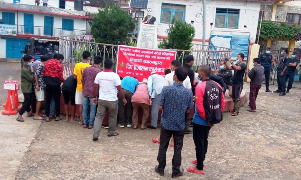 संसद पुर्नस्थापनाको खुसियालिमा दिप प्रज्वलन