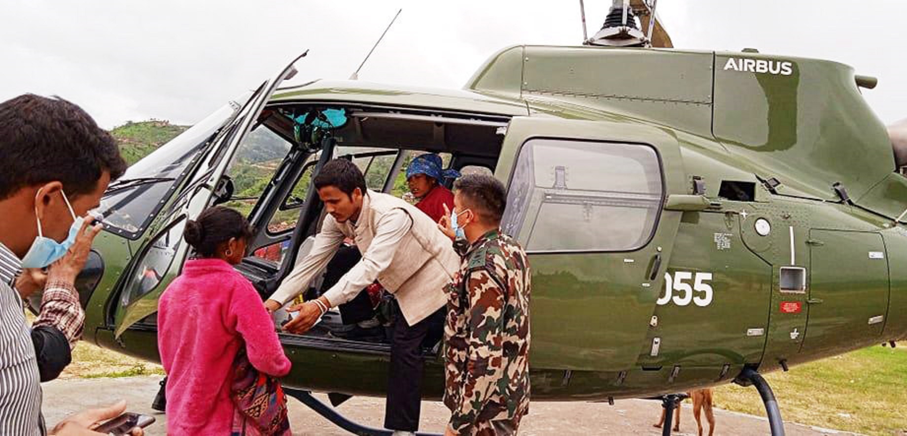 आठबीसकी महिलाको हेलिकप्टरबाट उद्धार